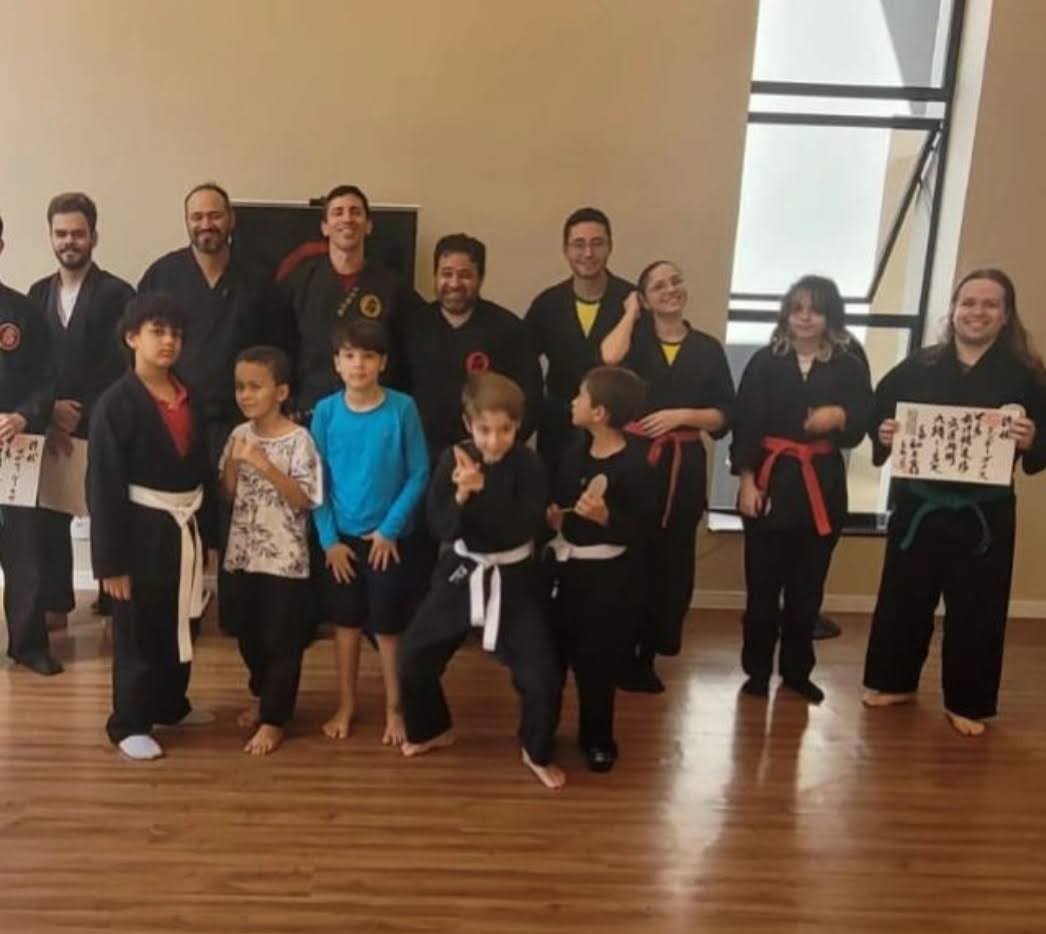 Turma completa: adultos e crianças
