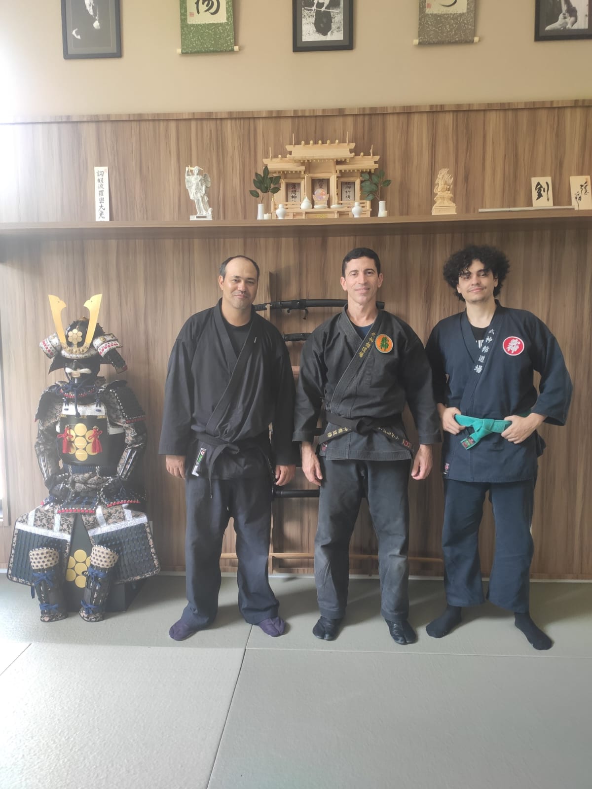 Sensei Wagner e alunos ao lado da armadura samurai