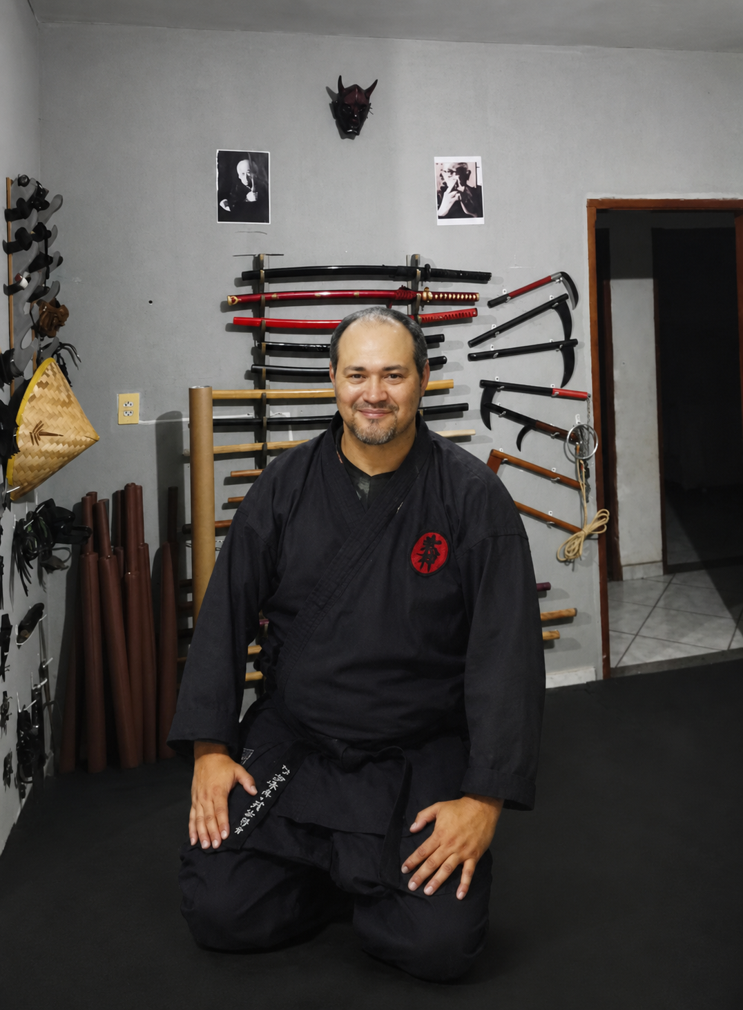Praticante em kamae — ilustração sumi-e
